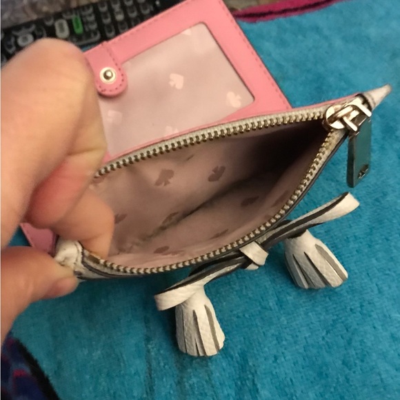 Kate Spade ♠️ fold over/snap white wallet with a bow & tassels - Picture 9 of 12